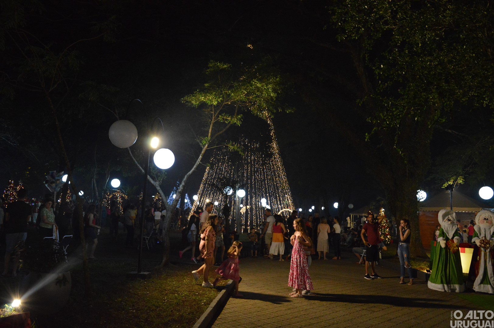 Acendimento de luzes marca a abertura oficial de Natal em Rodeio Bonito