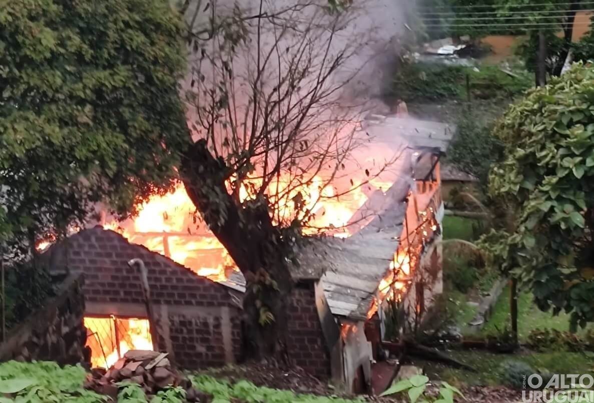 Residência pega fogo em Iraí