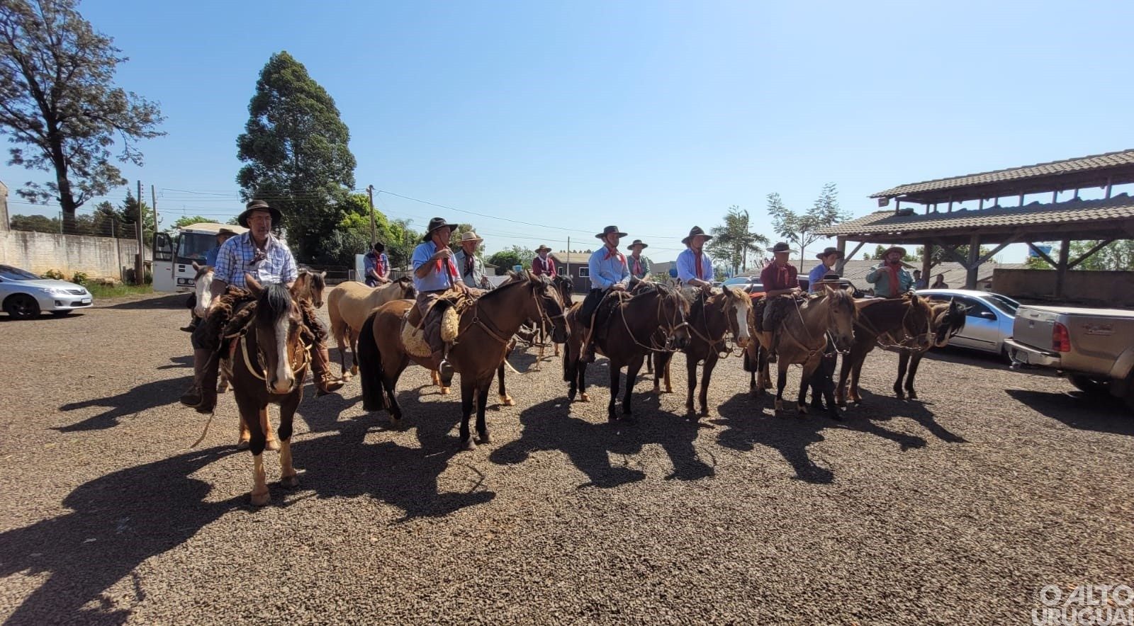 Cavalarianos de Seberi entregam centelha da Chama Crioula 