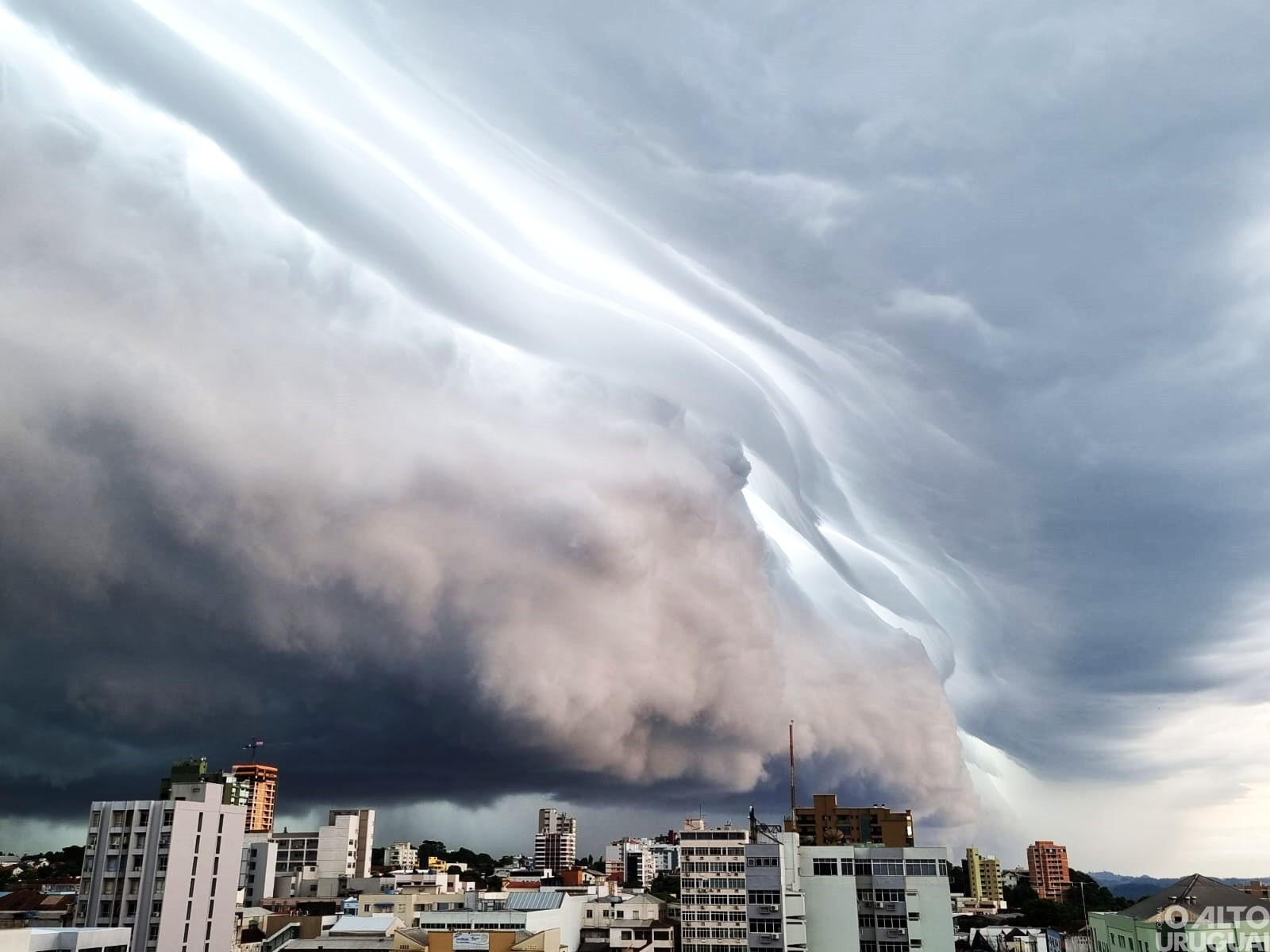 Frente fria muda temperatura e causa temporais no Estado