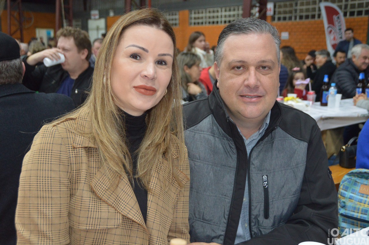 Centenas de pessoas participam da 19ª Festa do Leitão
