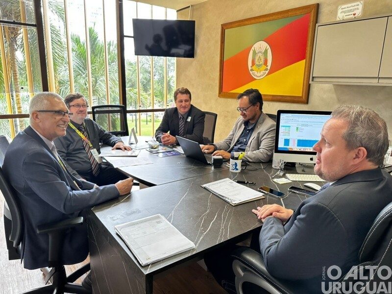 Vice-prefeito de FW participam de encontro com deputado Covatti Filho
