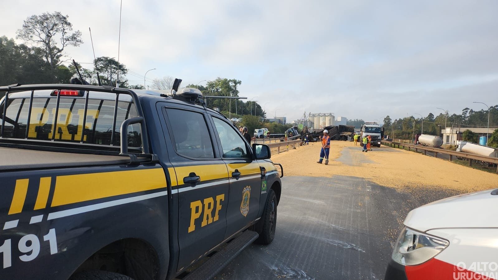 Carreta emplacada em Rodeio Bonito tomba na BR-386
