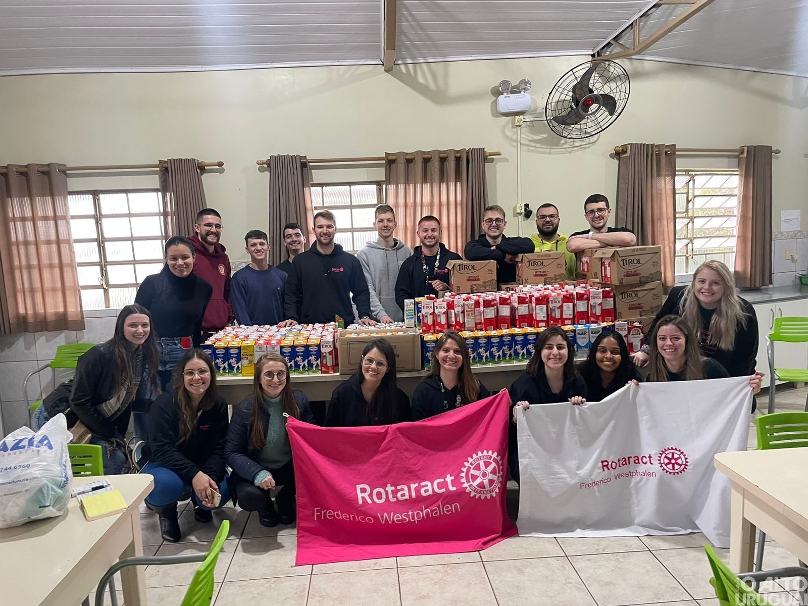 Rotaract doa mais de 600 litros de leite ao Lar dos Idosos de FW