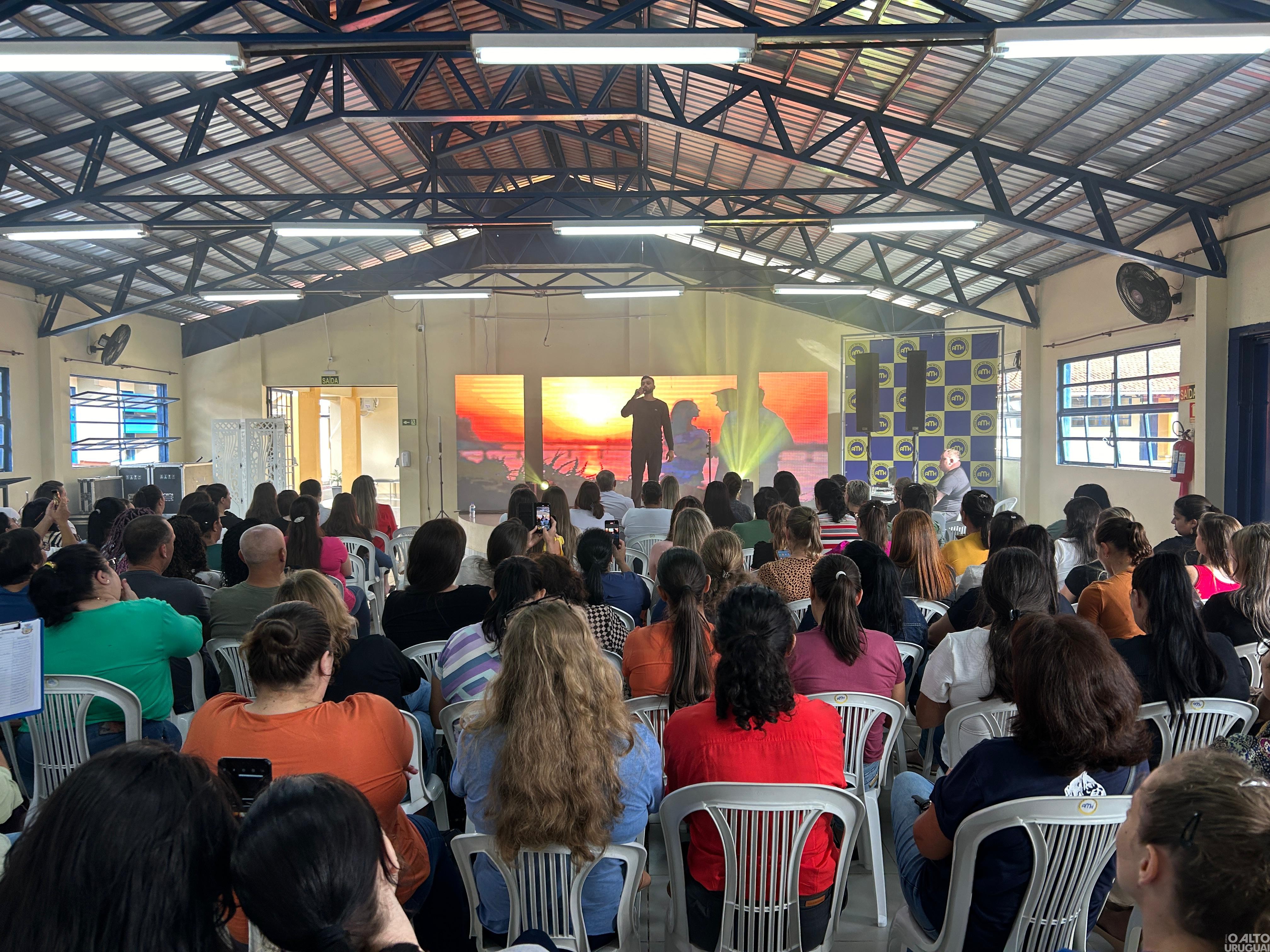 Administração de Seberi promove palestra-show para servidores da Educação