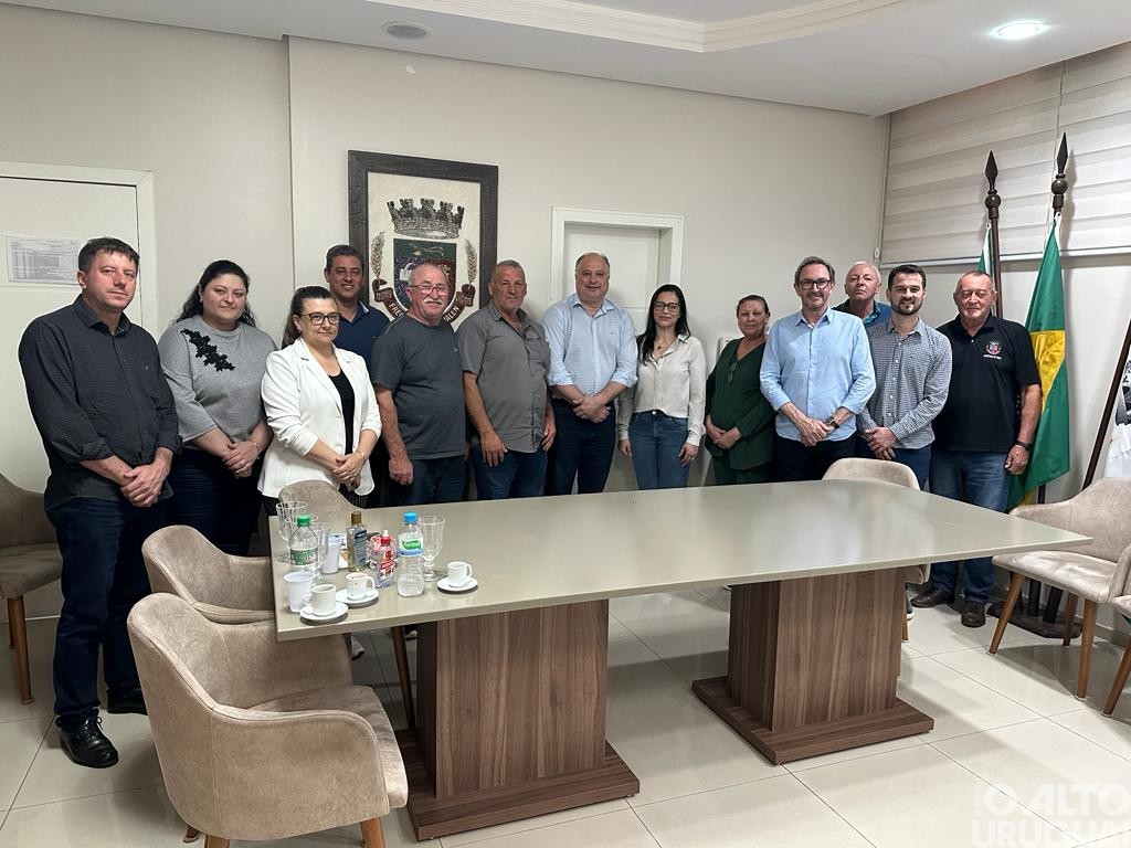 Deputado Luciano Silveira visita região
