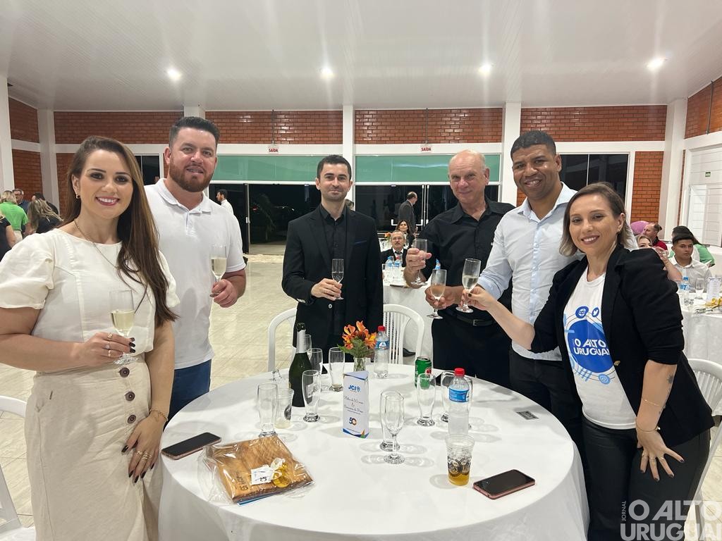 Jantar festivo com honrarias marca os 50 anos da JCI em Rodeio Bonito