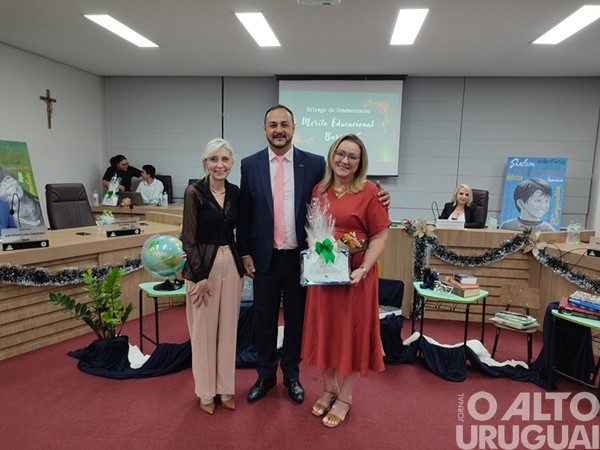 Câmara de FW entrega comendas do Mérito Educacional Barril