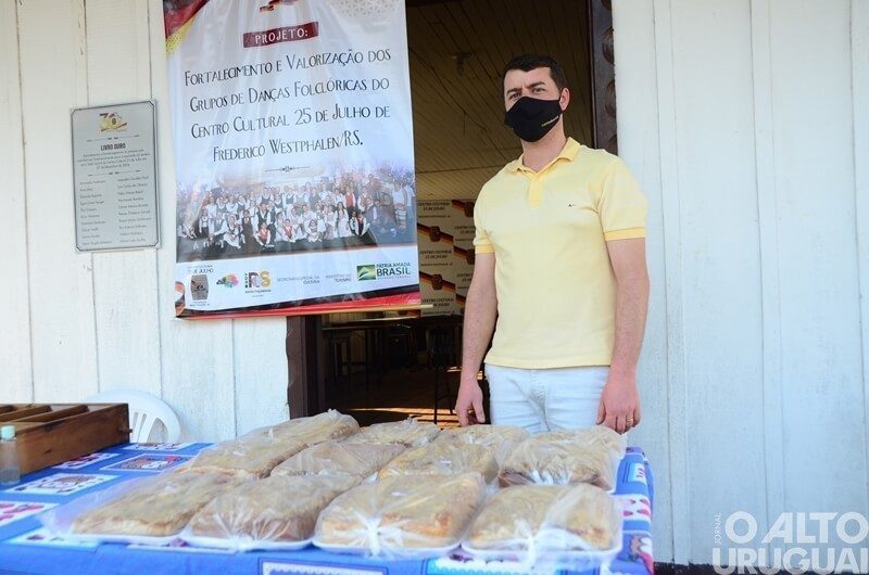 Feira do Centro Cultural 25 de Julho comercializa cerca de 450 cucas