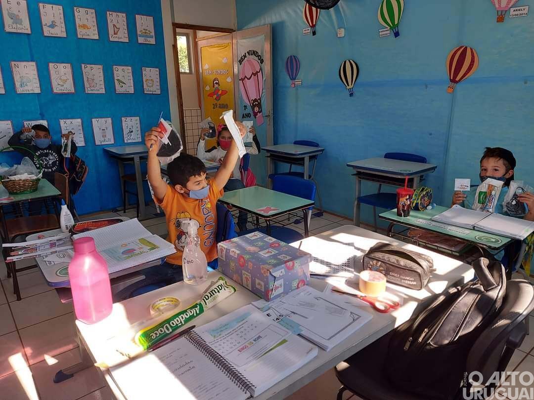 Escolas retomam atividades presenciais