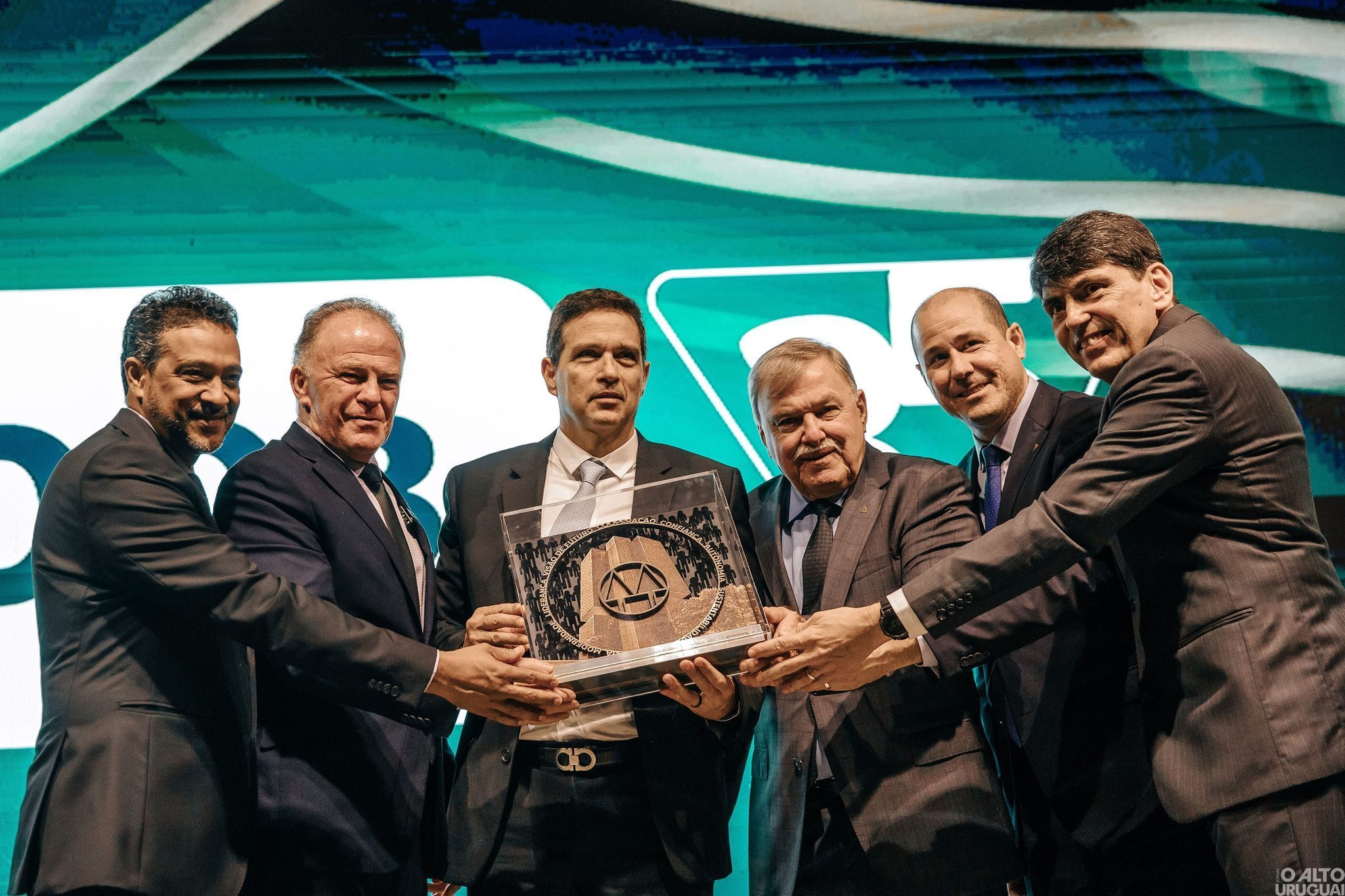 Sicoob Central ES celebra 35 anos destacando inclusão financeira e parceria com Banco Central