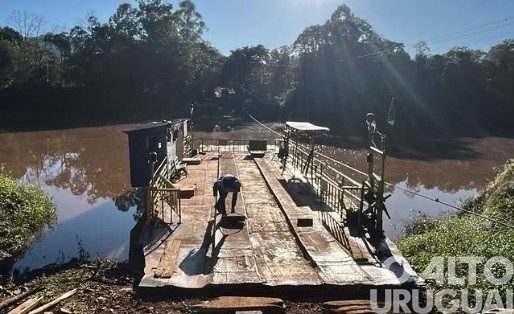 Travessia por balsa entre Cerro Grande e Liberato Salzano é retomada