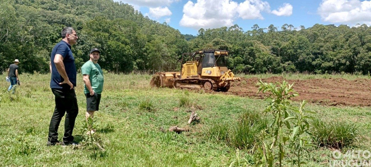 Abertura de açudes é iniciada na linha Mendes em Caiçara