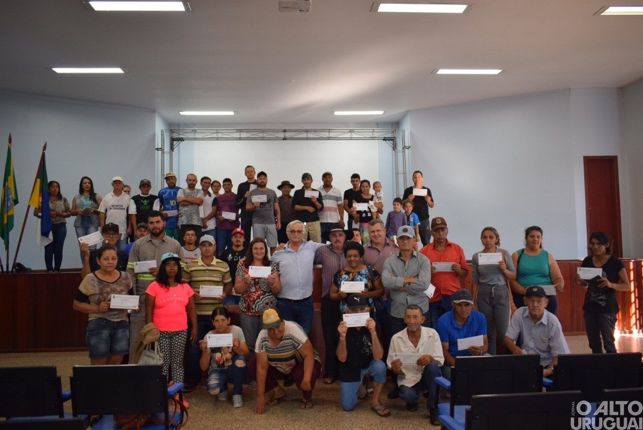Executivo de Alpestre entrega certidões de regularizações fundiárias