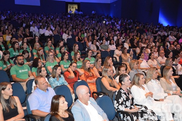Mais de 800 pessoas participam de palestra com Leila Ama em FW