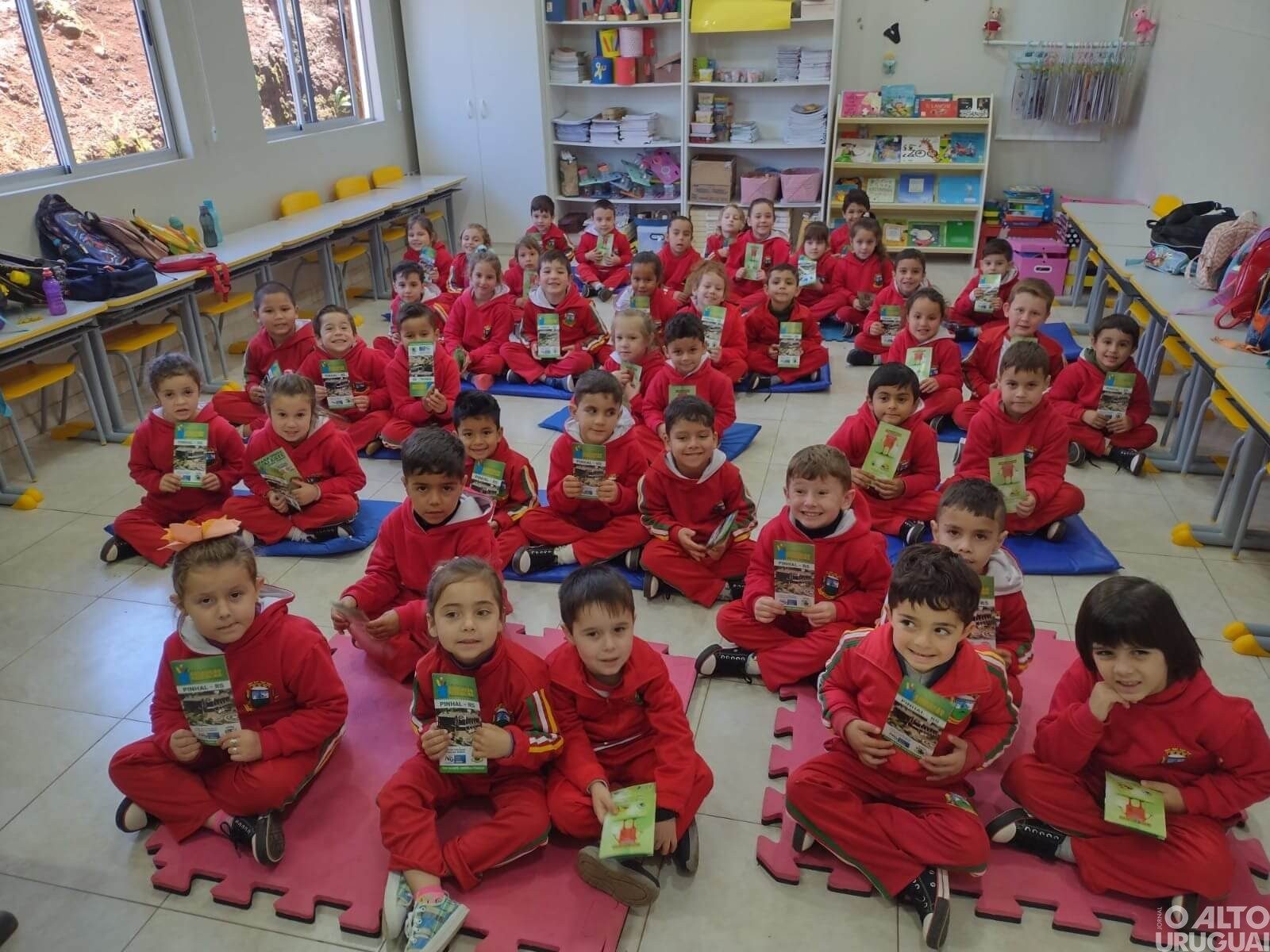 Pinhal: alunos da Reinaldo Galera recebem folder sobre o Educação Fiscal
