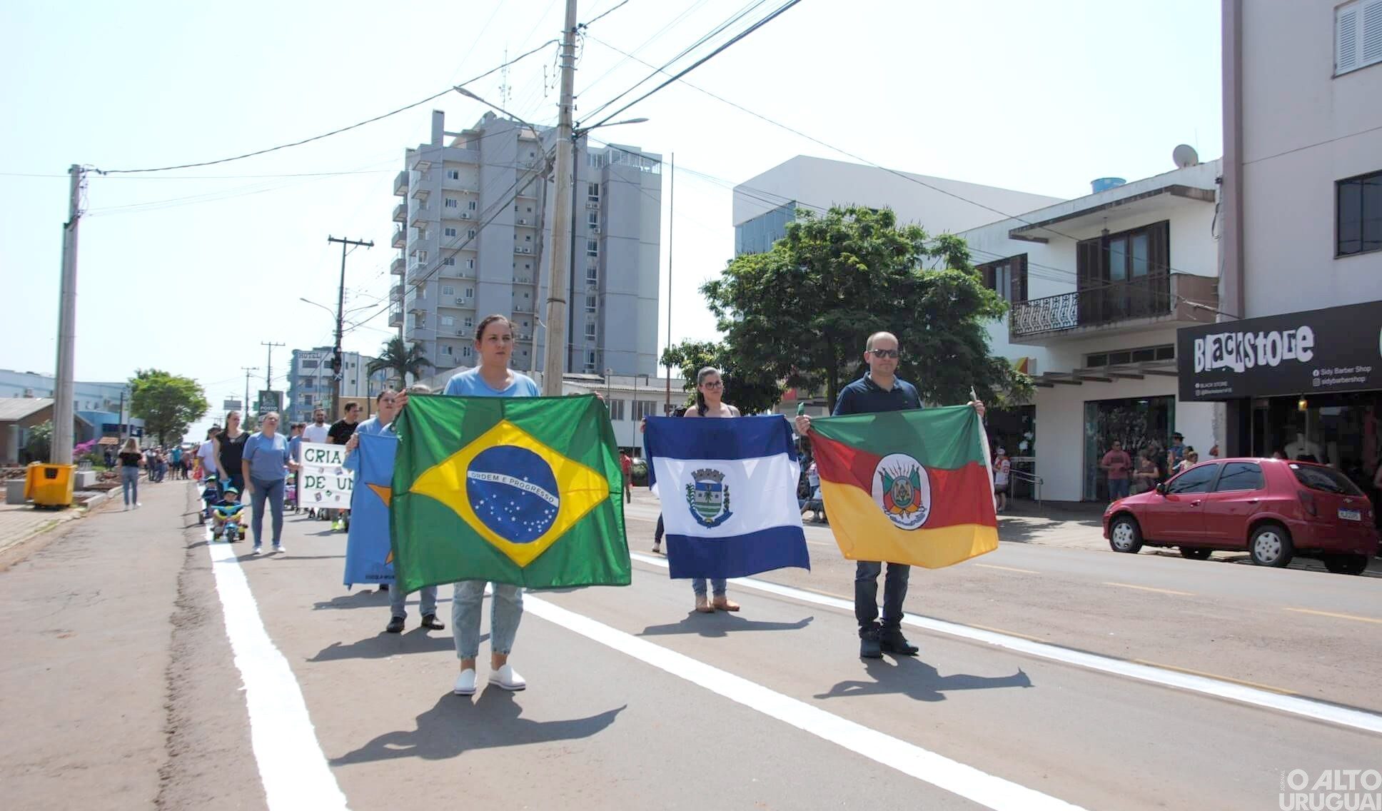Desfile marca a Semana da Pátria e festejos farrapos de Palmitinho