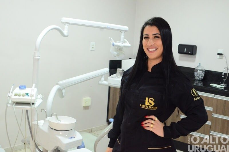 Lentes de contato dentais: a tendência entre as celebridades que também pode mudar o seu sorriso