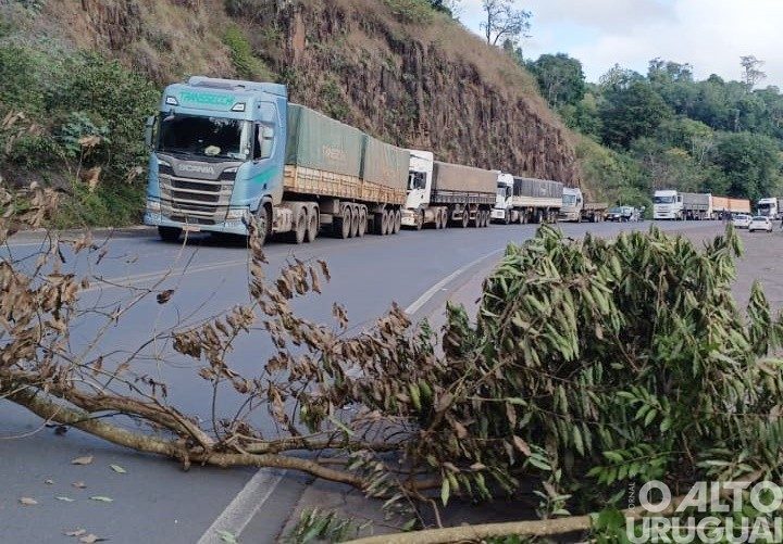 Indígenas bloqueiam rodovias na região