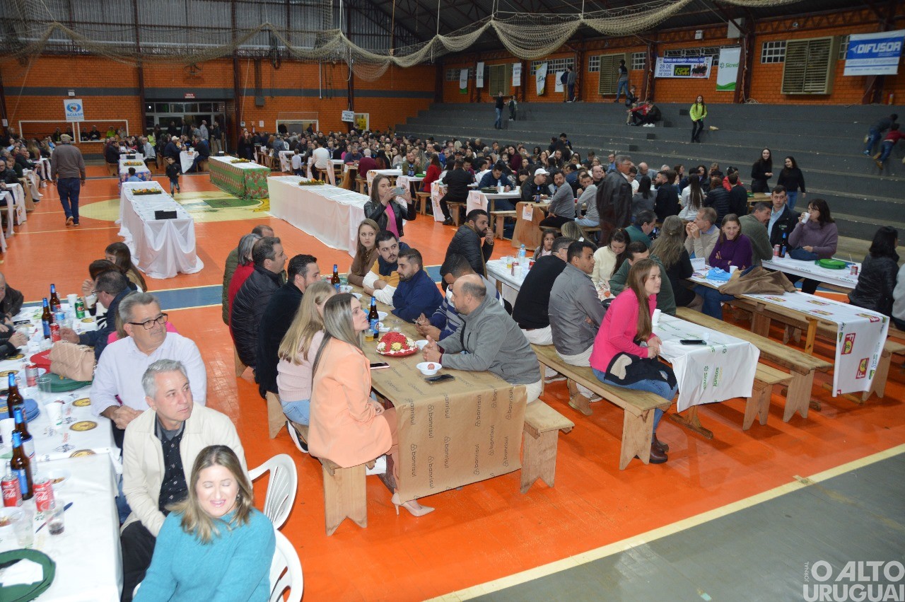 Centenas de pessoas participam da 19ª Festa do Leitão