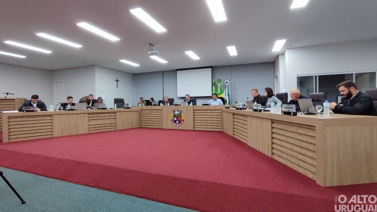 Dois projetos do Legislativo de FW vão à votação nesta terça-feira