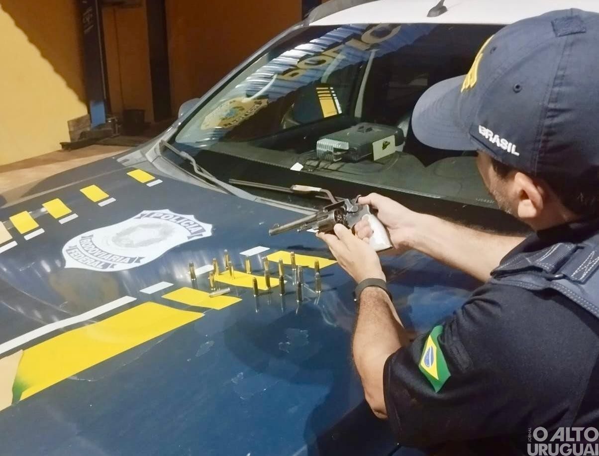 Motorista tenta fugir da PRF com esposa e quatro filhos no veículo