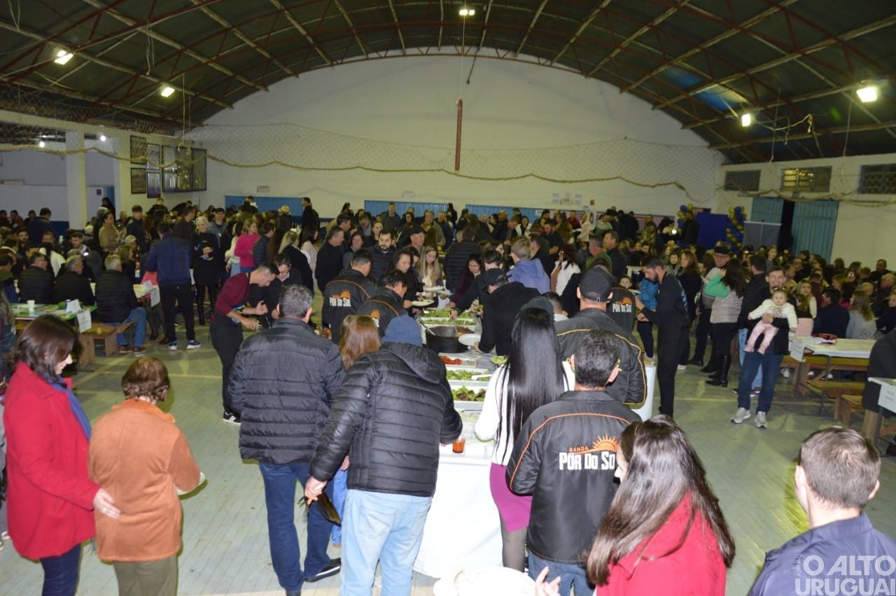 Jantar-dançante reúne grande público na linha Alto Alegre