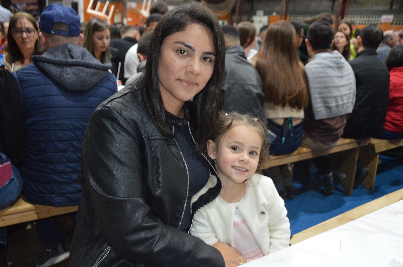 Centenas de pessoas participam da 19ª Festa do Leitão