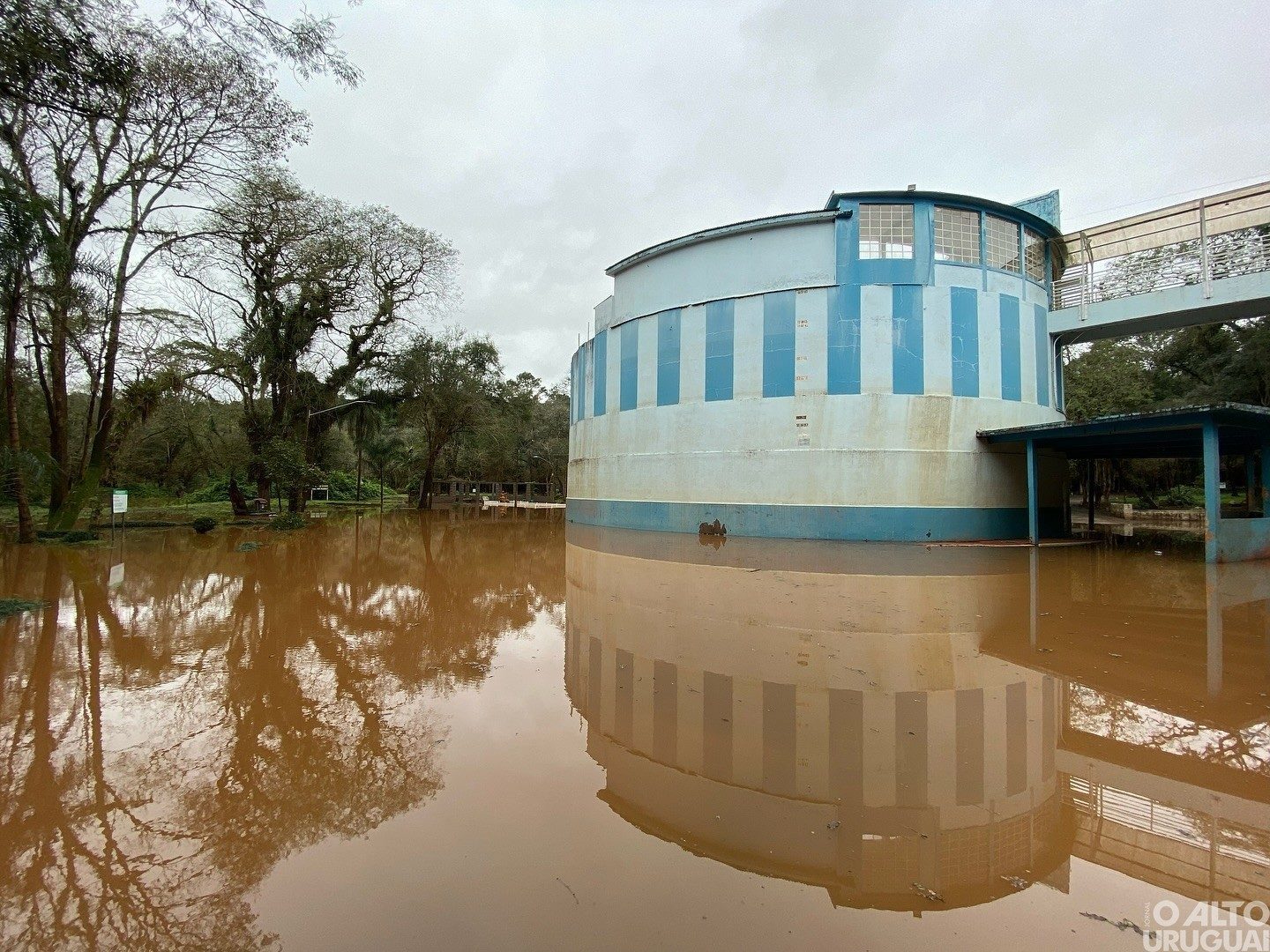 Rio do Mel sobe e provoca alagamento no Balneário Oswaldo Cruz em Iraí