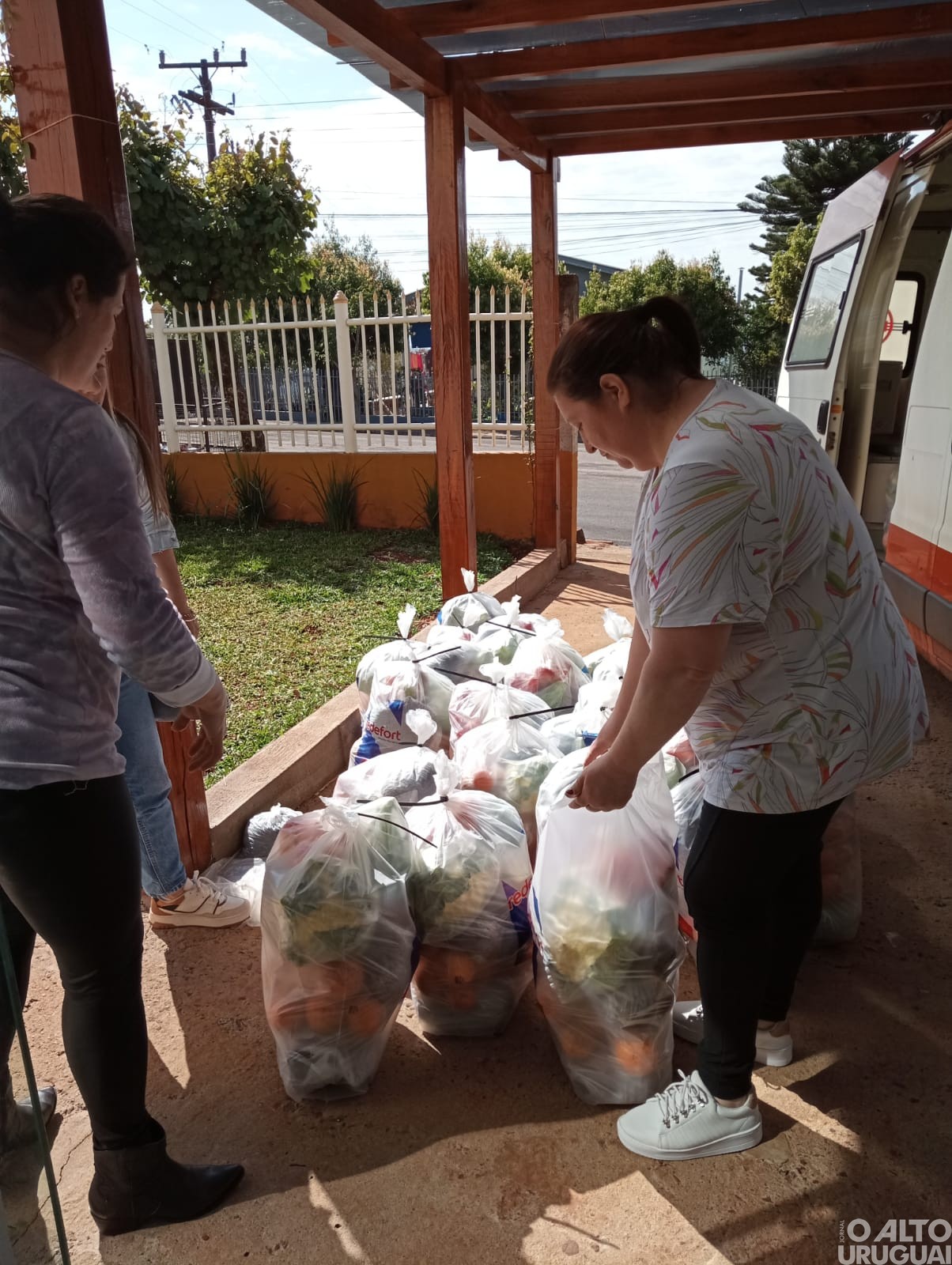 Cestas de alimentos são entregues a 110 famílias em Rodeio Bonito