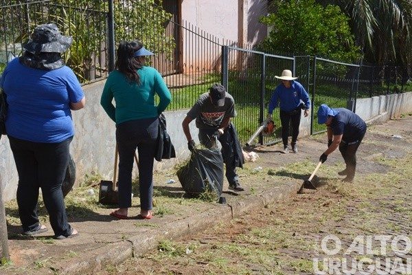 Equipes da prefeitura realizam limpeza urbana no bairro Fátima em FW