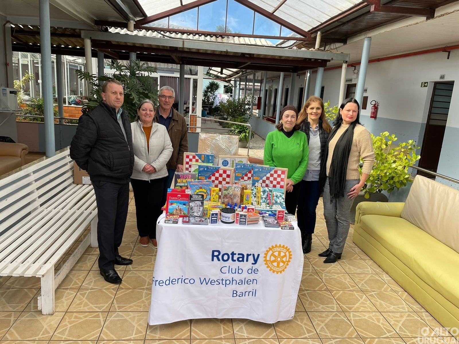 Rotary Barril entrega doações para sala de recreação no Lar dos Idosos de FW