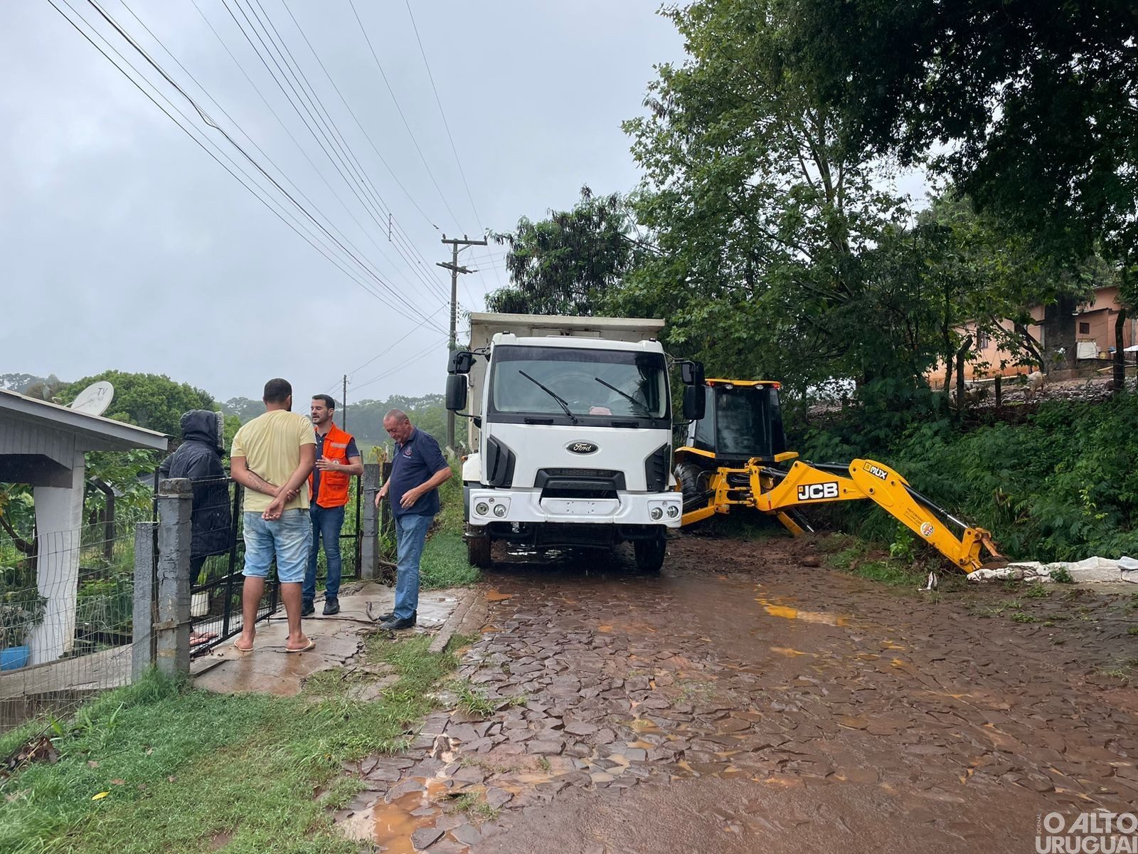Vice-prefeito de FW ouve demandas de moradores afetados pelo grande volume de chuva