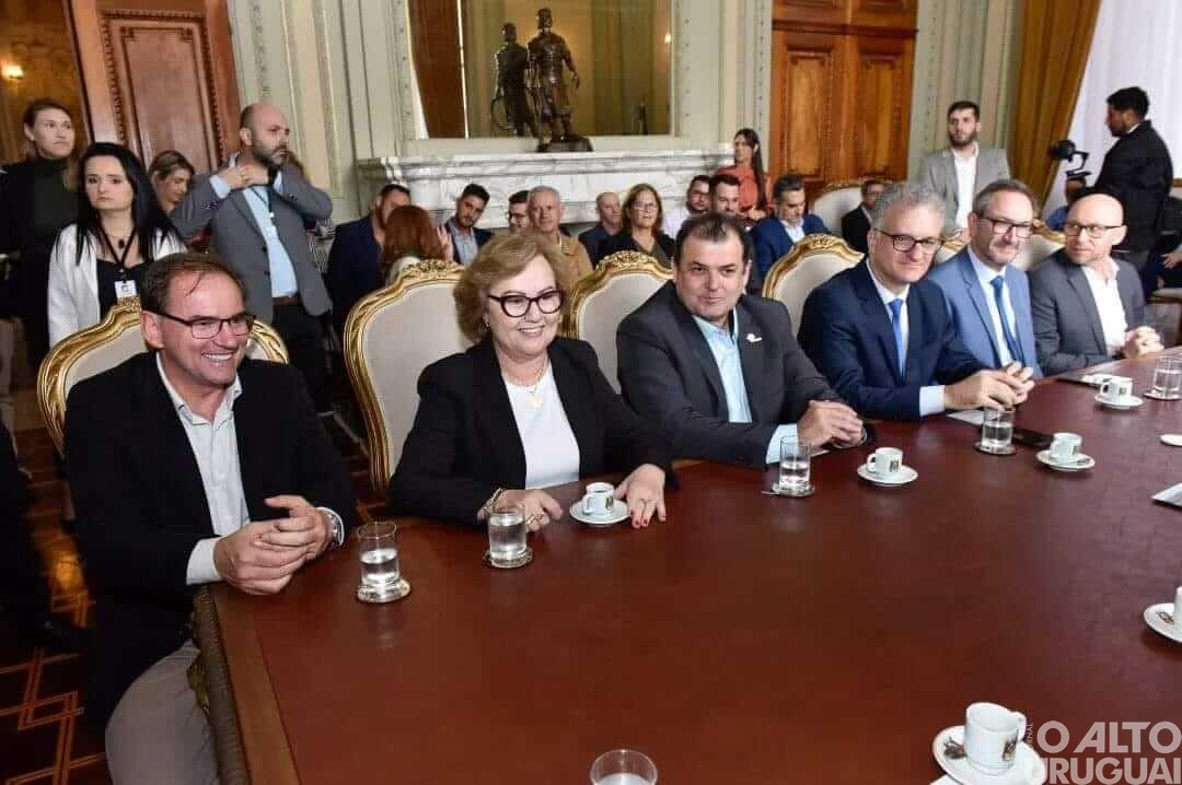 Prefeito de Cerro Grande assina contrato com a Badesul e solicita pavimentação ao governador