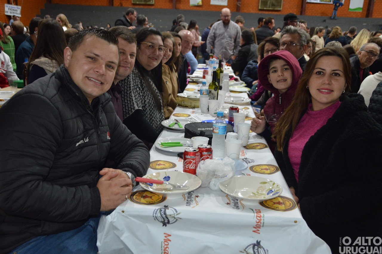 Centenas de pessoas participam da 19ª Festa do Leitão