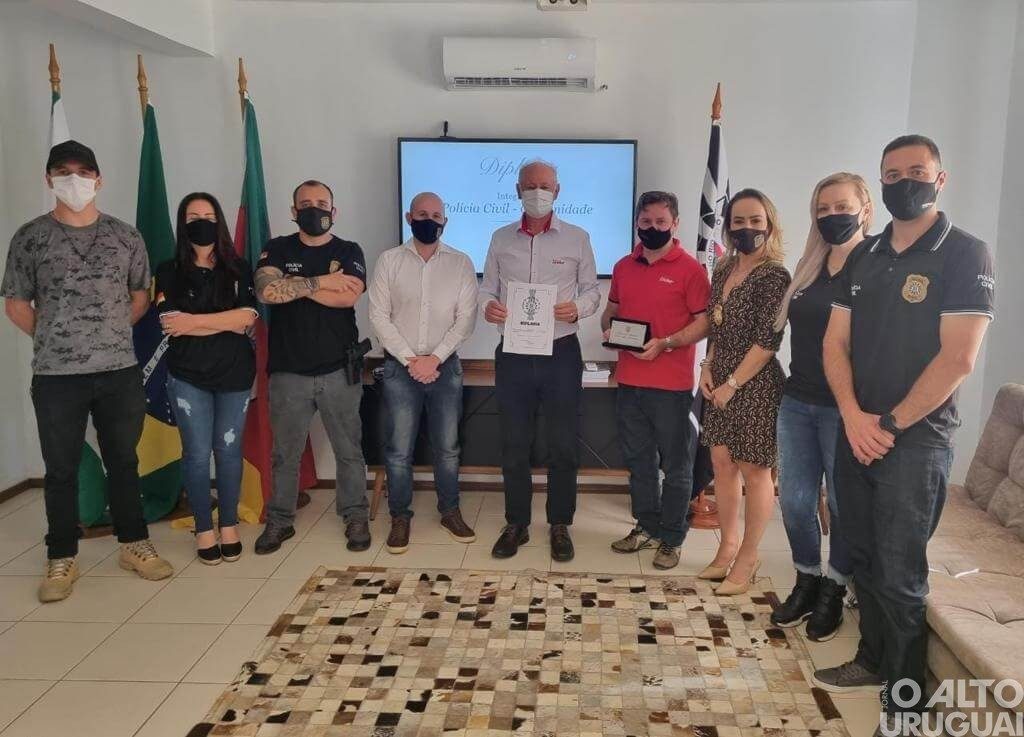 Presidente do Grupo Creluz recebe reconhecimentos da Polícia Civil