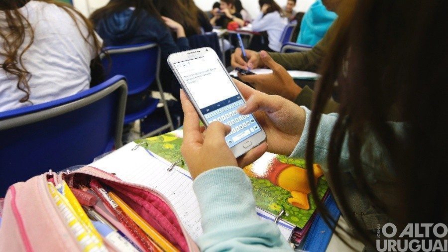 Lula deve sancionar lei que proíbe celulares nas escolas