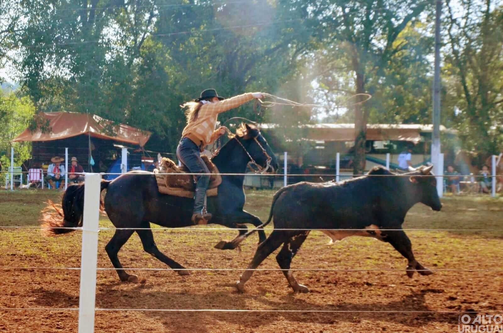 Mulheres dão show no Duelo de Prendas Bibiana Cambará nas provas do Rodeio Crioulo de FW