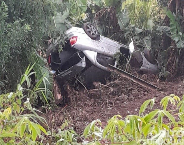 Excesso de água na pista causa capotamentos
