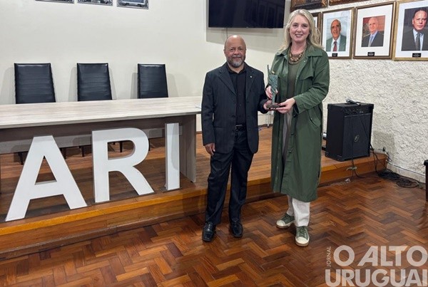Patricia Cerutti recebe troféu no Prêmio ARI-Banrisul de Jornalismo