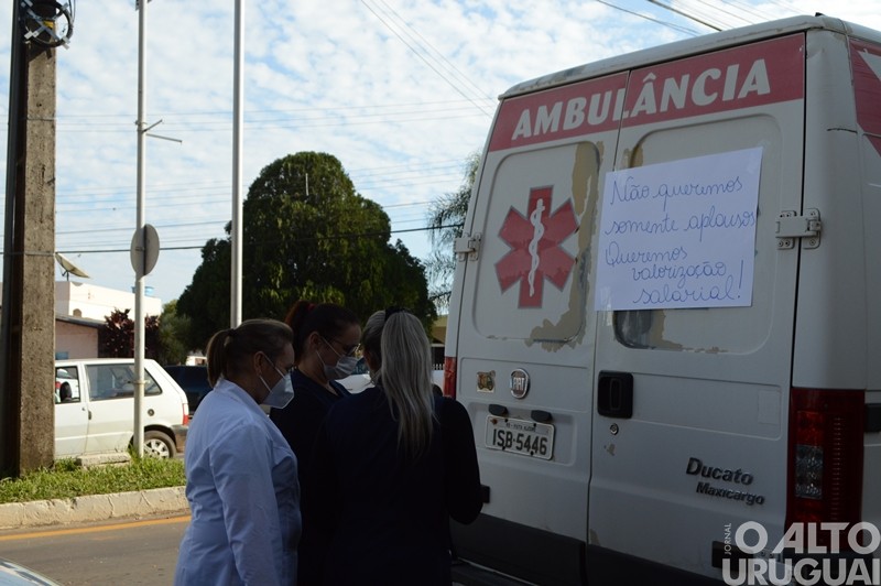 Profissionais de enfermagem promovem carreata