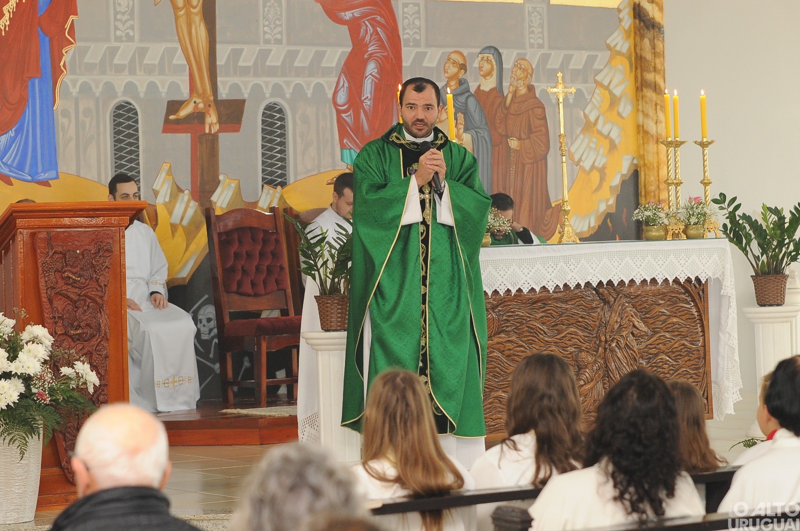 Fiéis participam da primeira missa de Gustavo Balestrin em FW