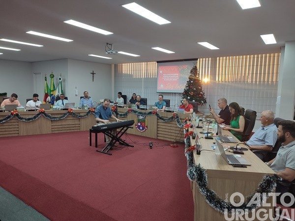 FW: última sessão do ano é marcada por homenagens