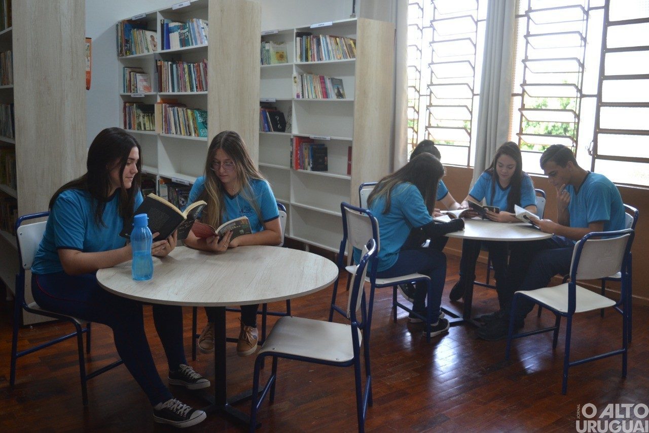 Escola Mathias Balduíno Huppes de Cristal do Sul reinaugura biblioteca