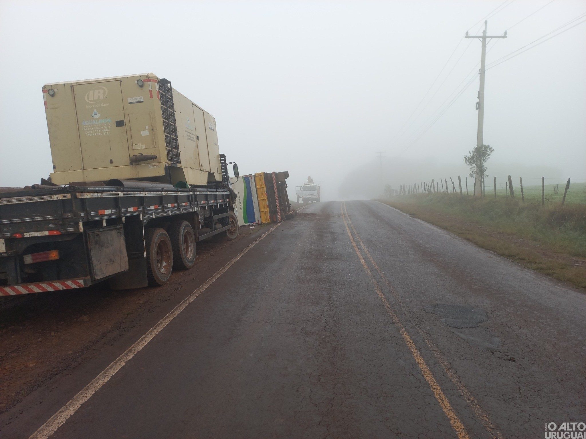 Trailer se desprende de caminhão e tomba na ERS-323 em Jaboticaba