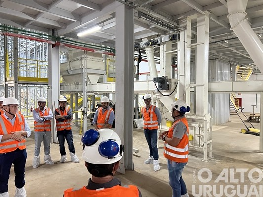 JBS apresenta a estrutura da fábrica de ração em Seberi