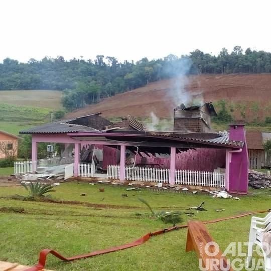 Residência é consumida por incêndio em Alpestre