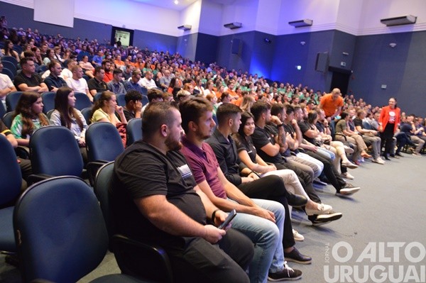 Tinga lota salão da URI/FW em palestra