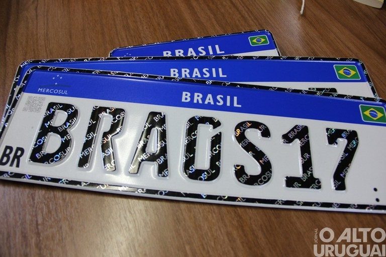 Placas de carro podem voltar a exibir nomes de estado e município