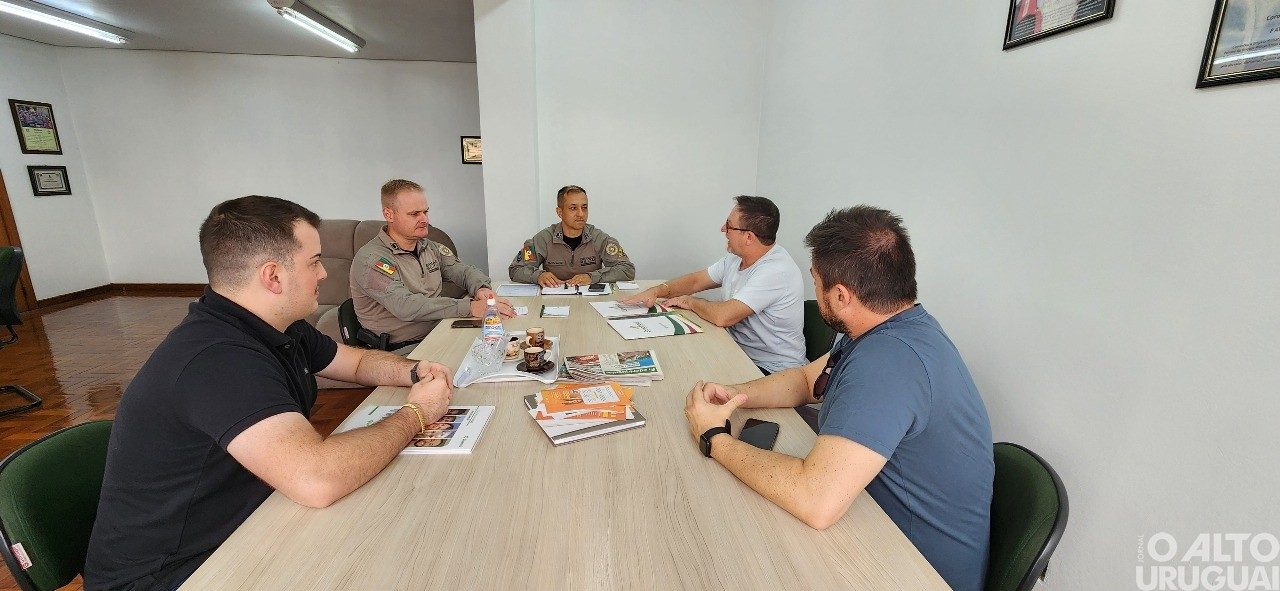 37º BPM realiza reunião com comissão organizadora da Expofred 2025